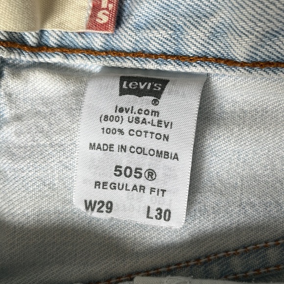 Vintage Levi’s 505 light wash denim shorts with pockets exposed - Picture 5 of 5